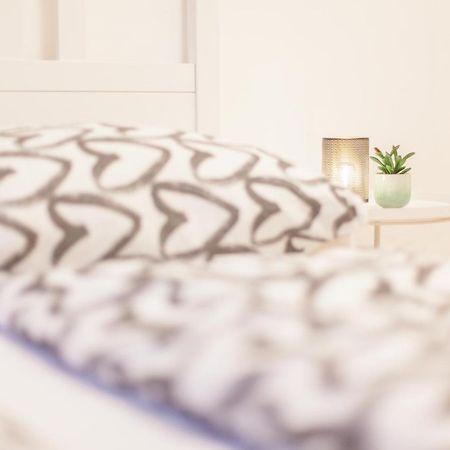 Tm Aparts Dortmund Exterior photo A bed with a throw
